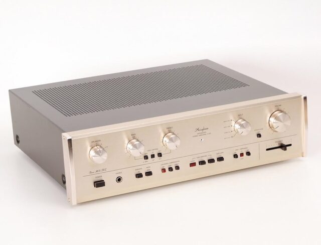 accuphase E-203